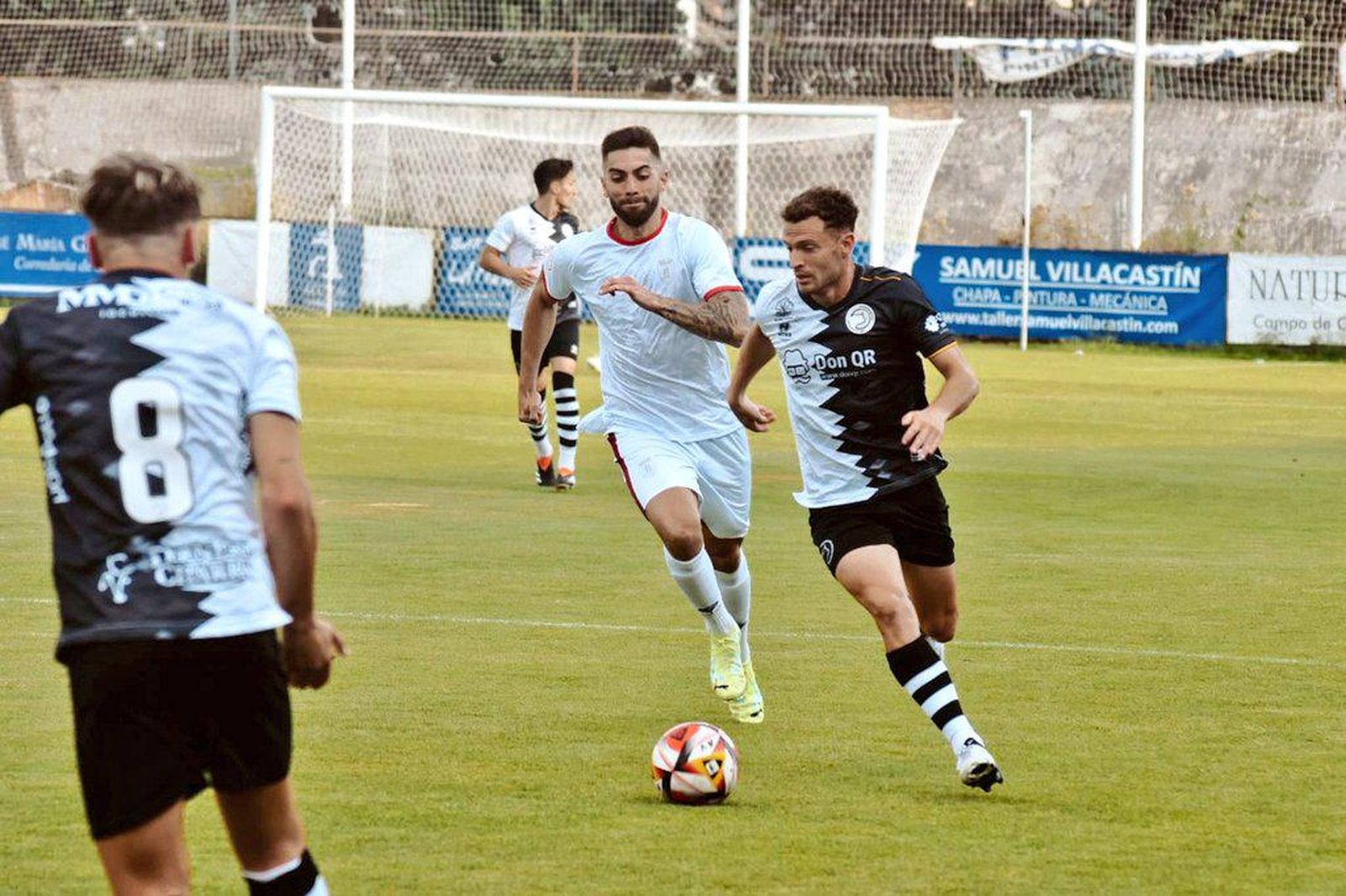 Tur conduce el balón en el amistoso ante el Real Ávila | FOTO UNIONISTAS CF