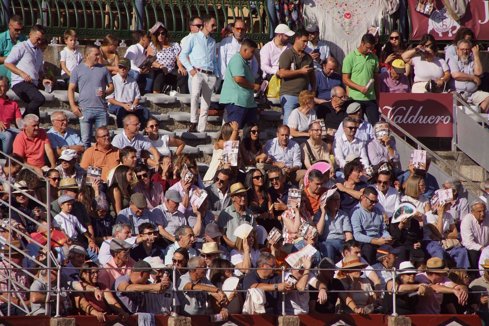 Así han vivido los salmantinos el primer festejo de la feria taurina 2025: imágenes del ambiente en los tendidos y en el patio de cuadrillas