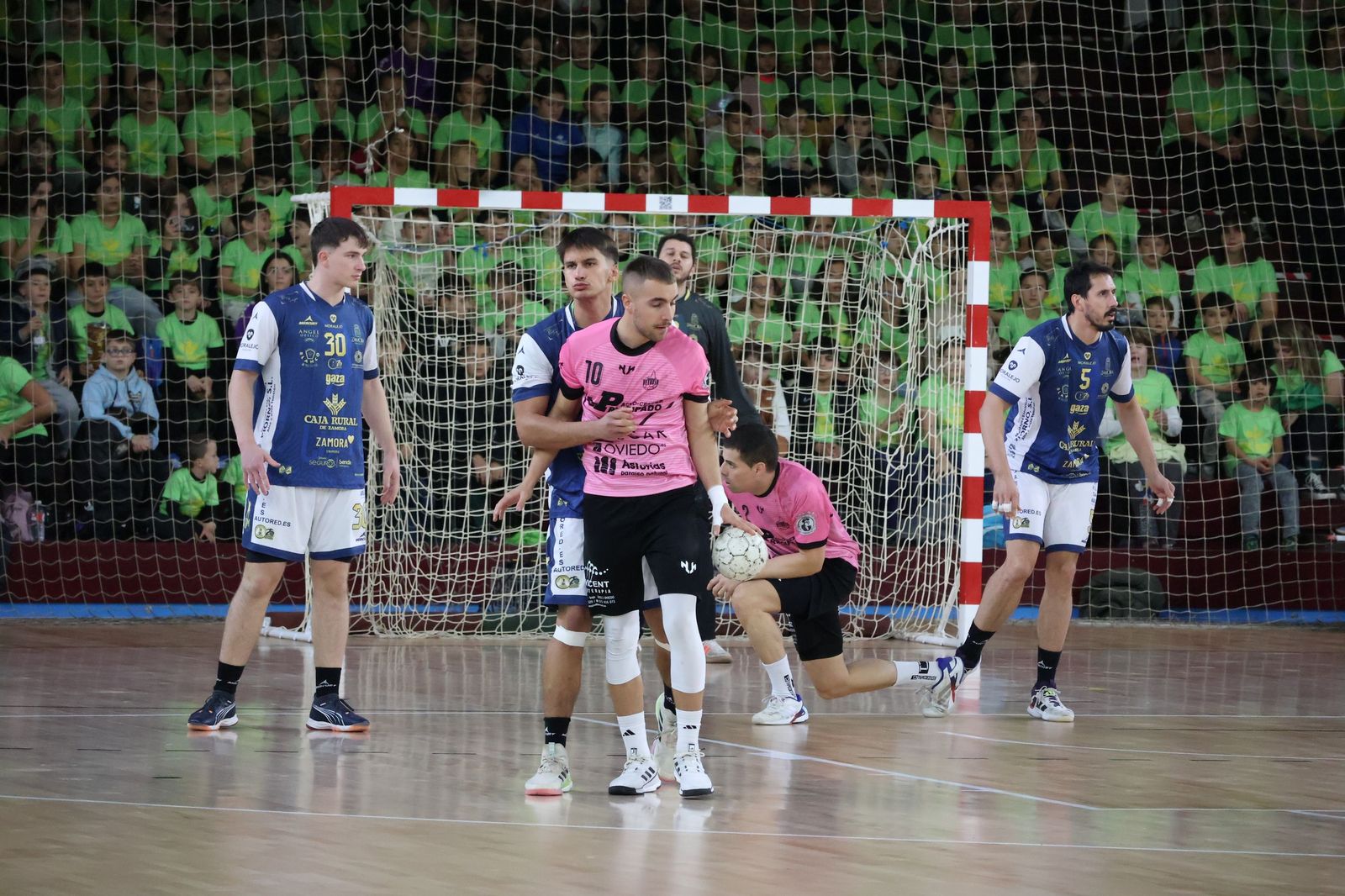 GALERÍA | El BM Zamora se juega consolidar el liderazgo frente a los asturianos del Auto-Center Principado Vetusta