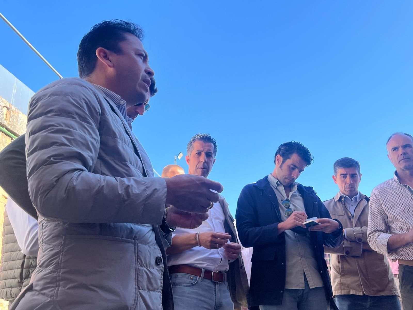 ambiente-durante-el-sorteo-de-los-toros-del-vellosino-en-la-glorieta-domingo-15-de-septiembre-de-2024-fotos-s24h-43