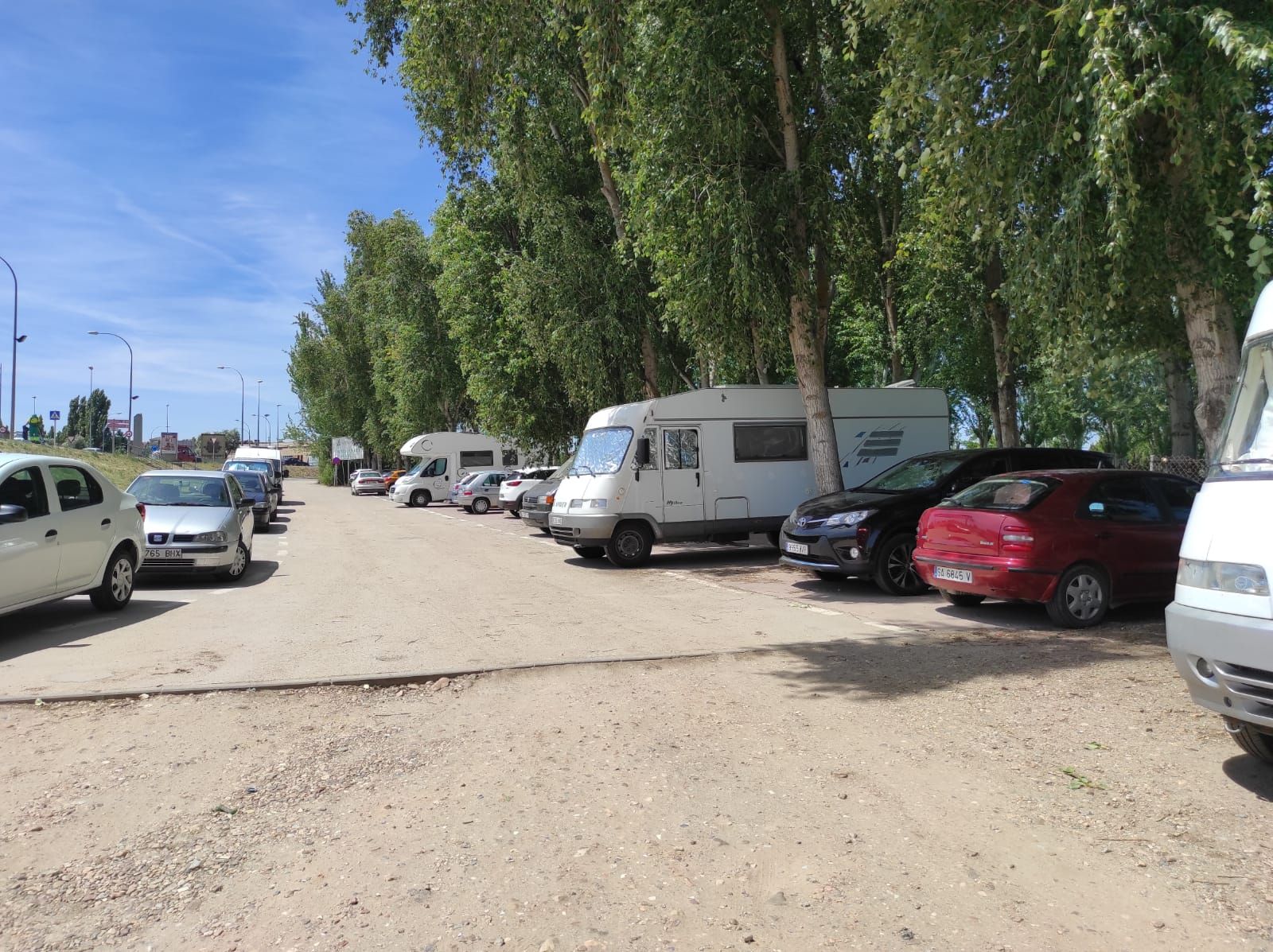Autocaravanas en el aparcamiento de Salas Bajas (Salamanca). Foto SALAMANCA24HORAS (2)