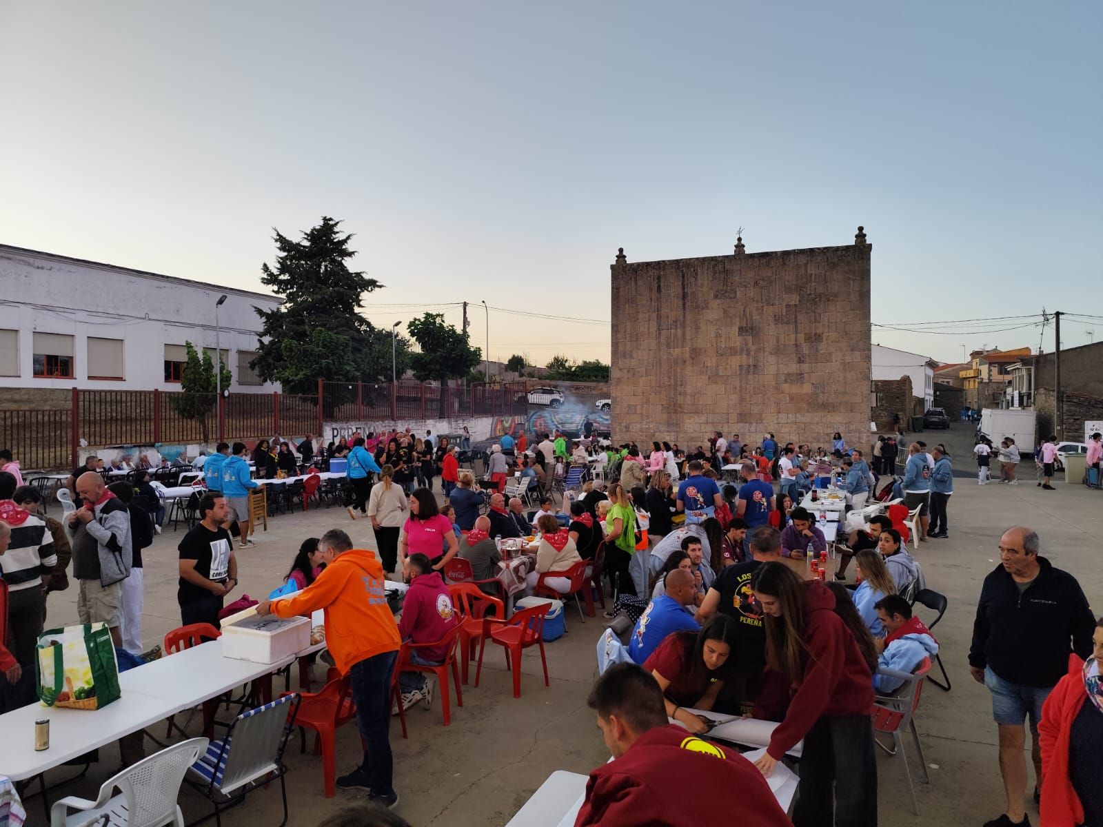 Los vecinos de Pereña de la Ribera se van de cena popular