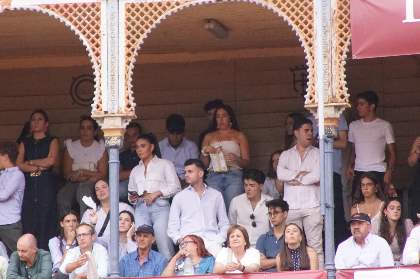 Expectación por ver los caballos de rejoneo en La Glorieta: imágenes del ambiente en los tendidos y en el patio de cuadrillas