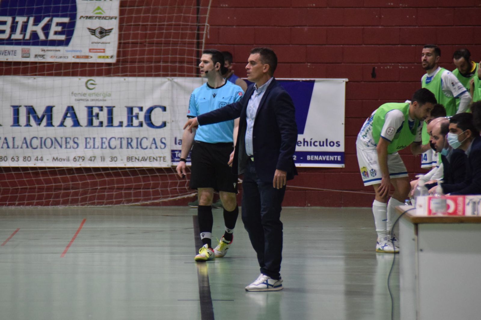 Chema Sánchez da instrucciones a sus jugadores