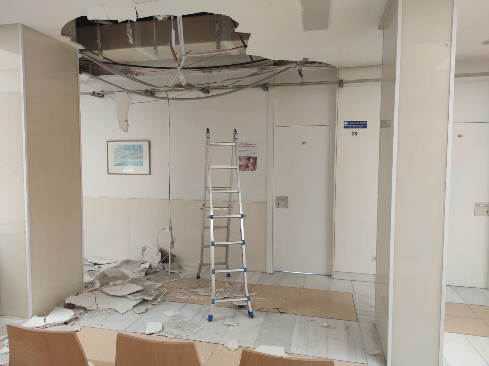 Se desploma el techo del centro de salud de Garrido Norte