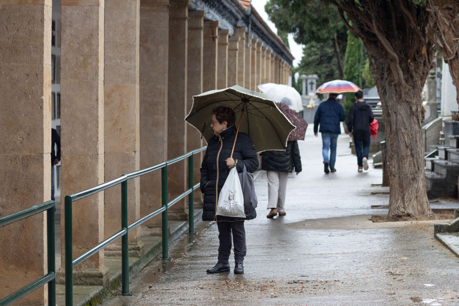 Lluviosa mañana de todos los santos en el Cementerio San Carlos Borromeo de Salamanca