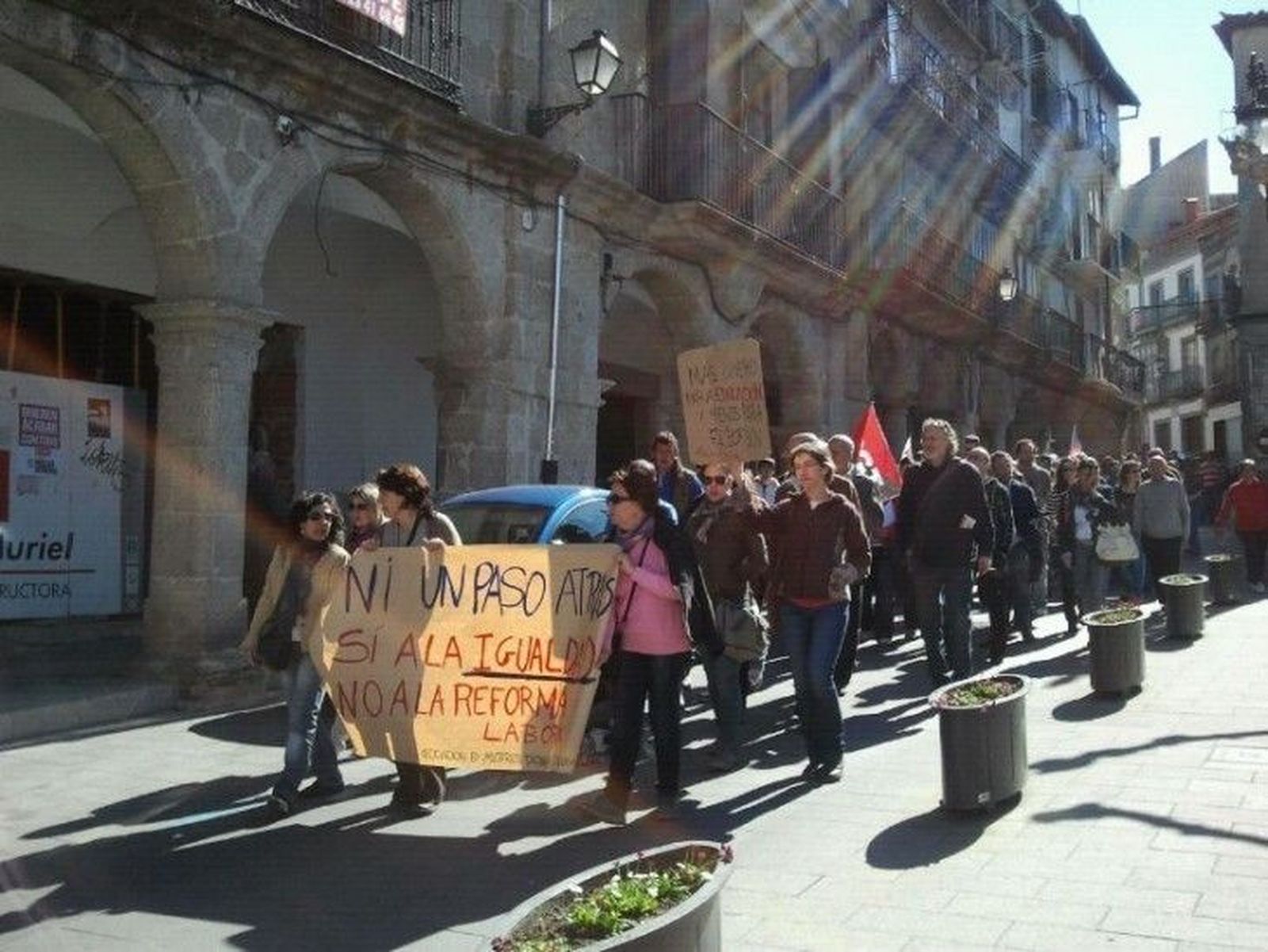 Varios cientos de personas recorren las calles contra la Reforma Laboral