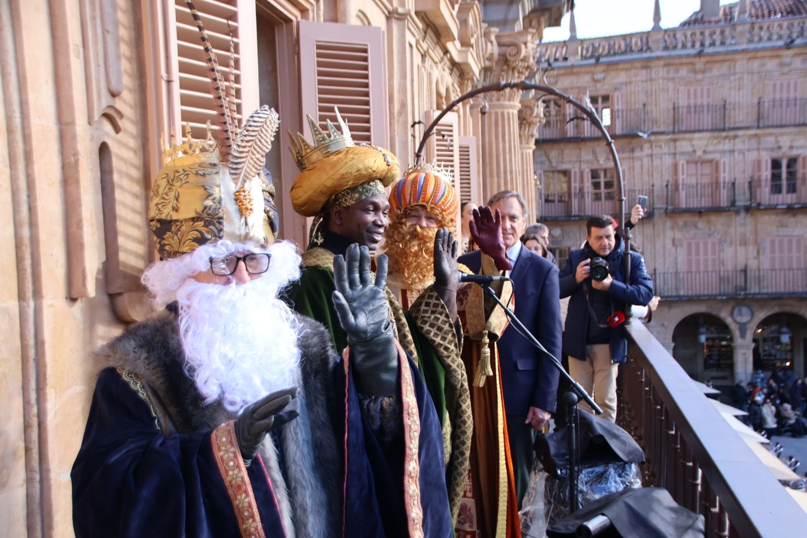 El alcalde de Salamanca, Carlos García Carbayo, recibe a sus Majestades los Reyes Magos y Concierto de Chloe DelaRosa en la Plaza Mayor