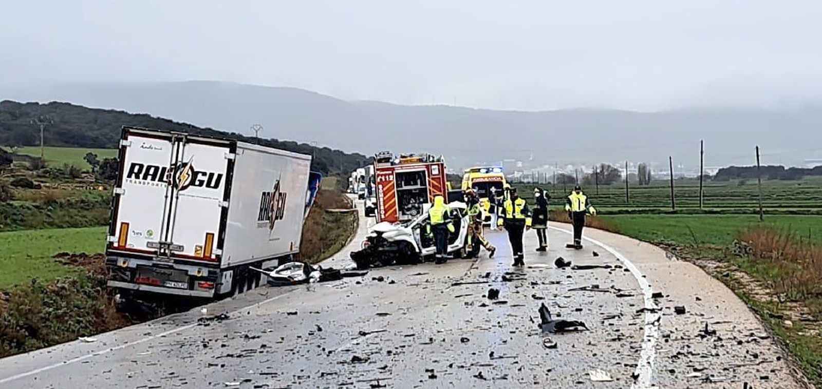 Tres personas fallecen al chocar un camión y un turismo en Ágreda (Soria)