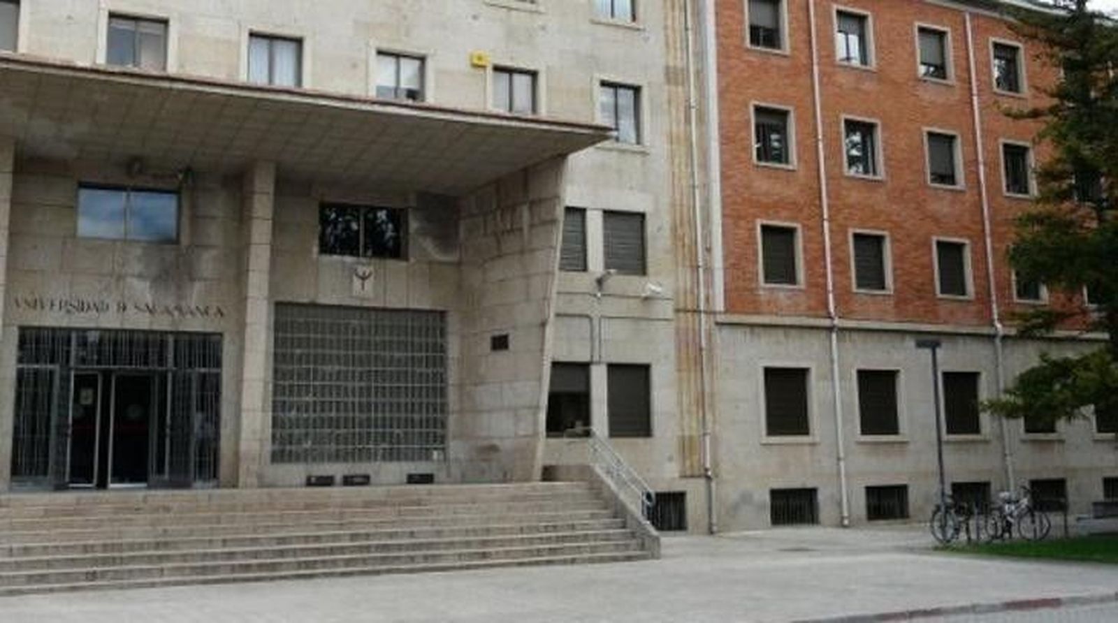 La Policía Local sorprende a tres jóvenes pintando en los muros junto a la Facultad de Psicología