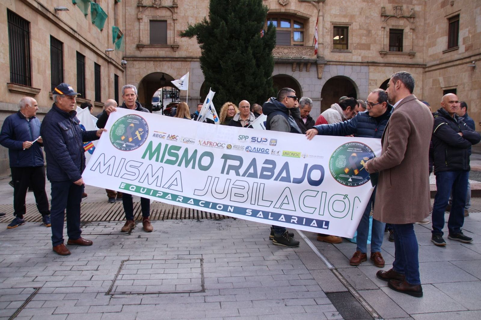Concentración de policías nacionales y guardias civiles en la puerta de la subdelegación de Gobierno de Salamanca