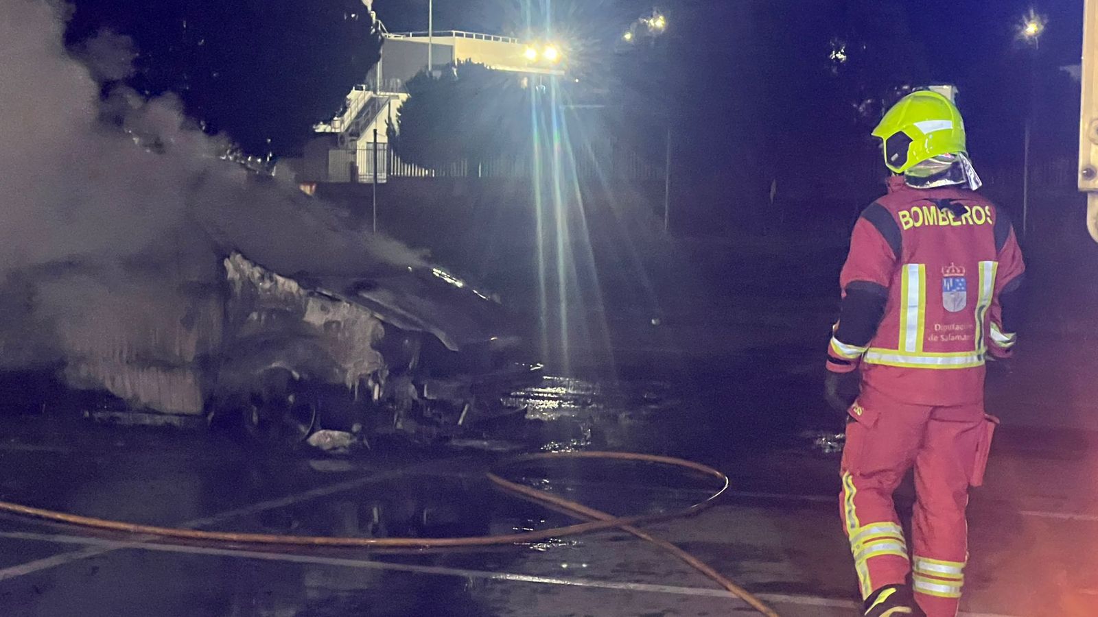 Un vehículo queda calcinado tras un incendio en la calle Newton