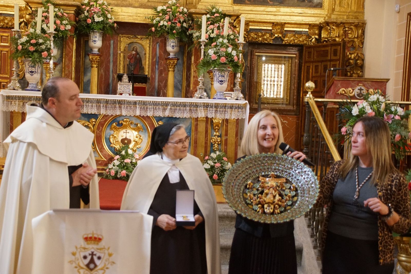 Alba nombra hijo adoptivo al prior Miguel Angel González  (22).jpeg