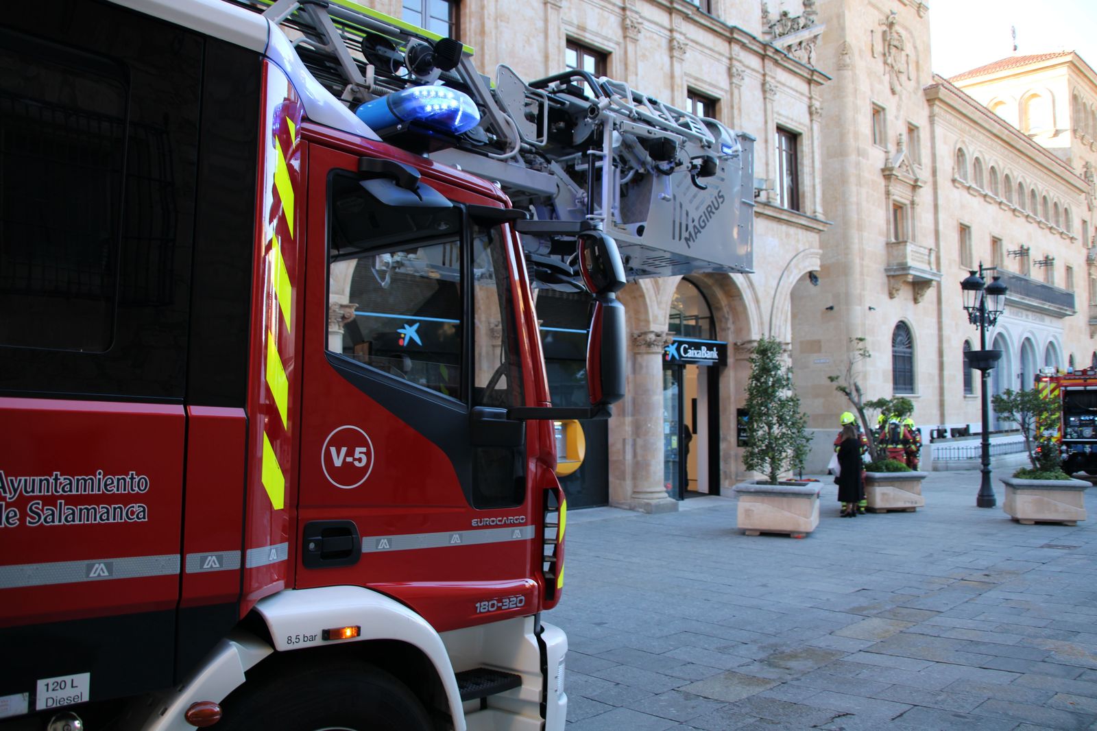Bomberos y Policía Local trabajan en el desalojo de una oficina bancaria de CaixaBank en la calle Zamora (1)