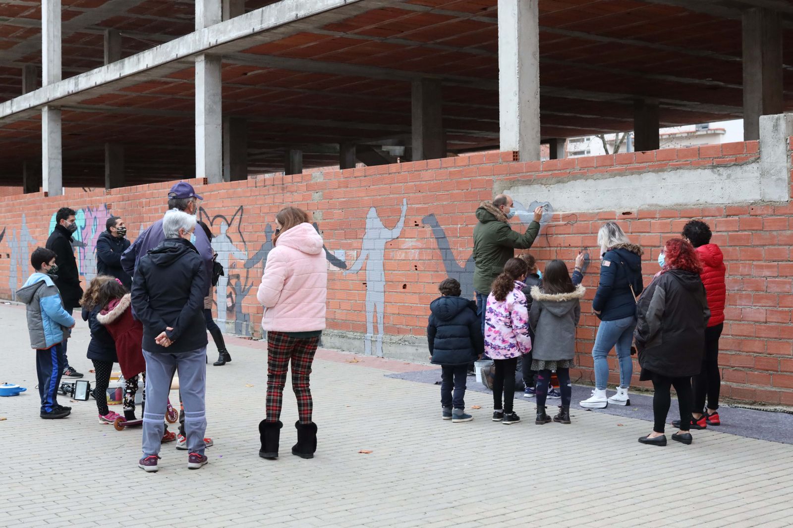 Mural colaborativo entre la asociación Salud Mental Salamanca y la Asociación de Vecinos del Barrio del Zurguén-Teso.