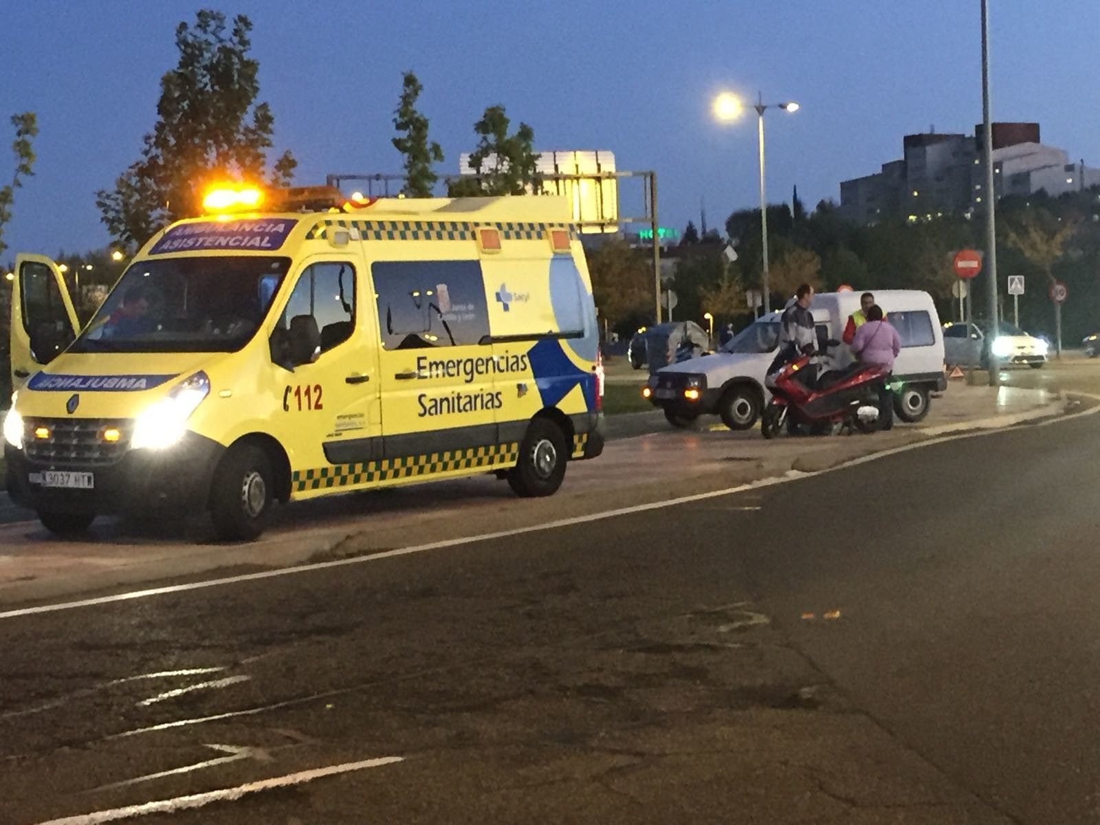 Colisión en la rotonda de Salas Bajas