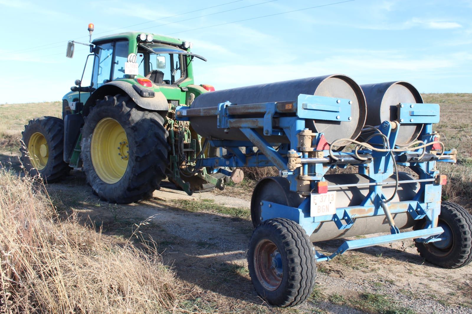 Un tractor en Nava de Sotrobal. Foto de archivo
