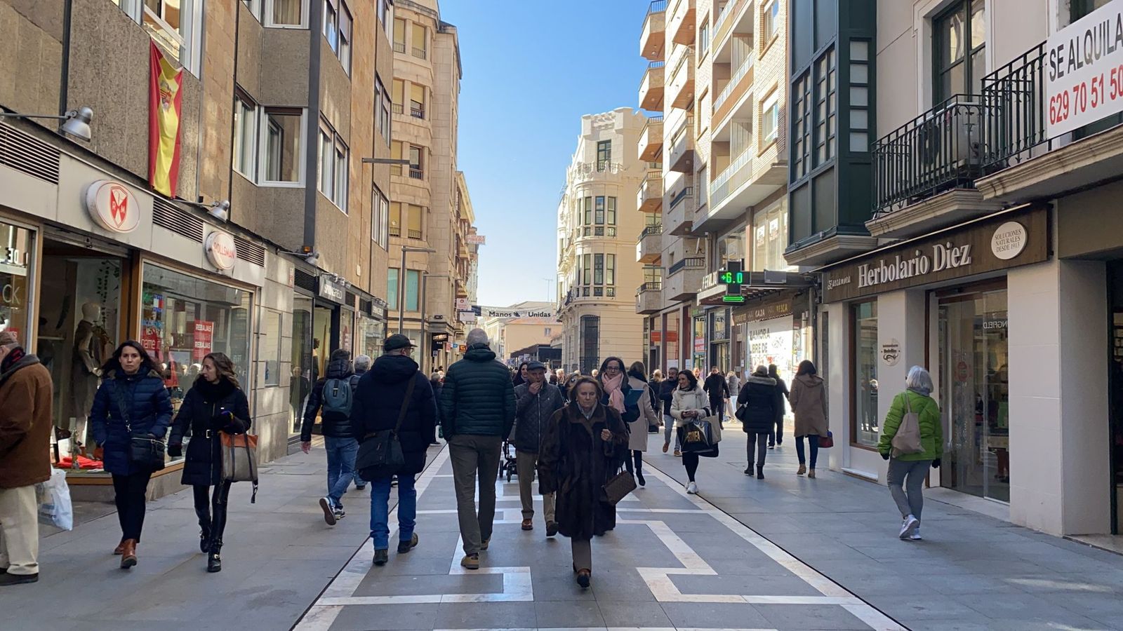 Ciudadanos pasean por Santa Clara