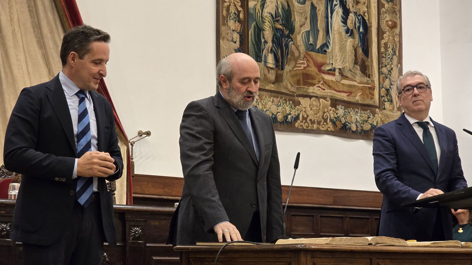 El rector de la Universidad de Salamanca preside el acto de toma de posesión de nuevos cargos académicos y del personal docente e investigador