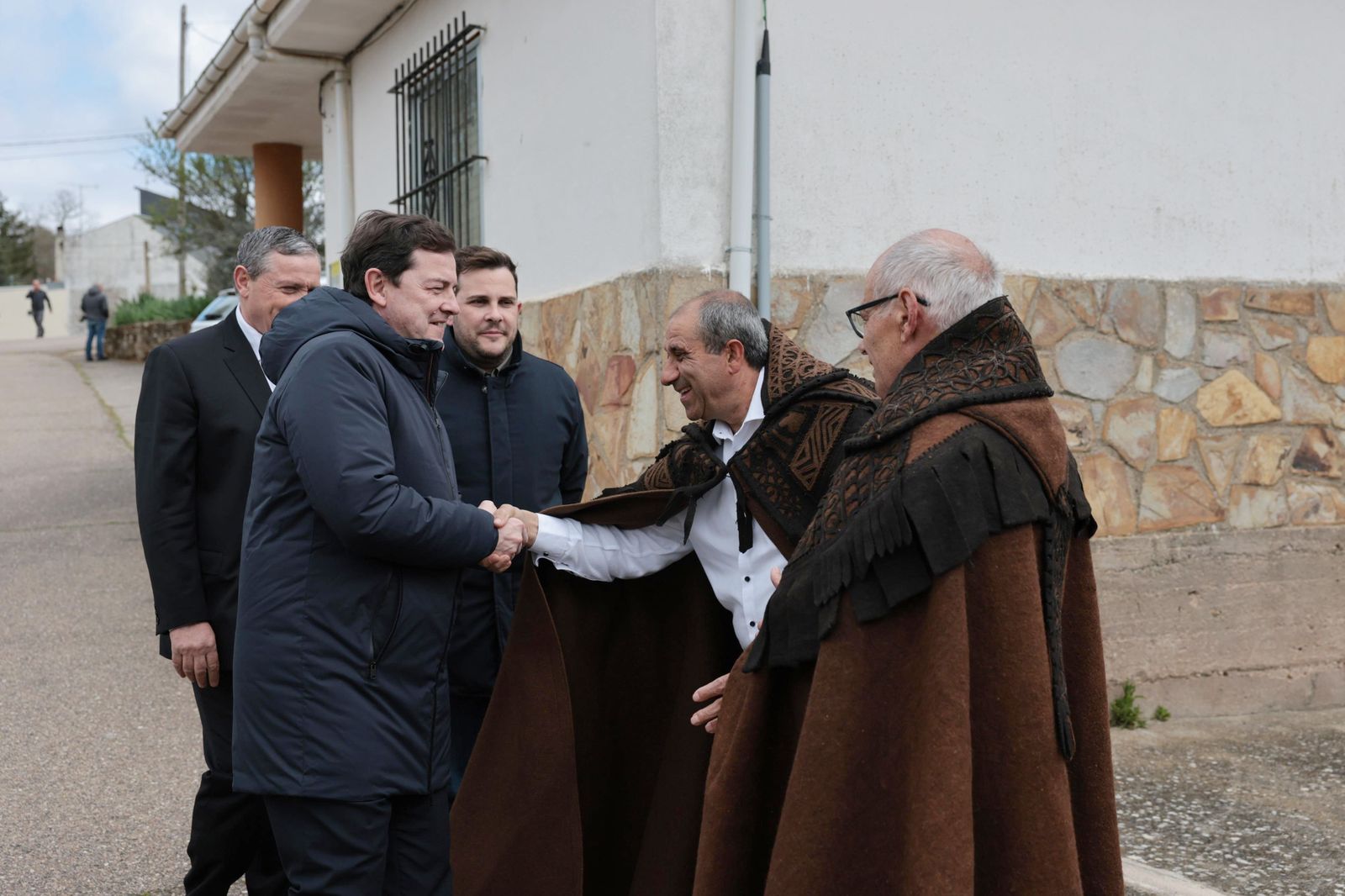 Mañueco se une a la celebración de la Semana Santa en Bercianos de Aliste
