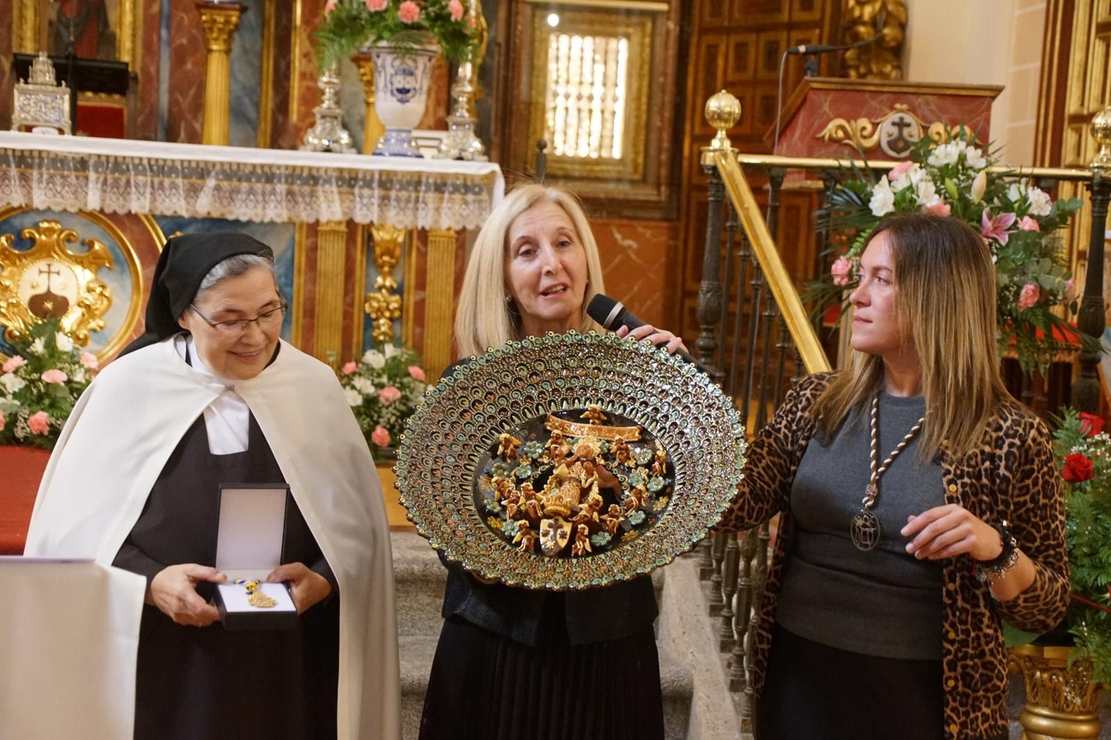 Alba nombra hijo adoptivo al prior Miguel Angel González  (13).jpeg