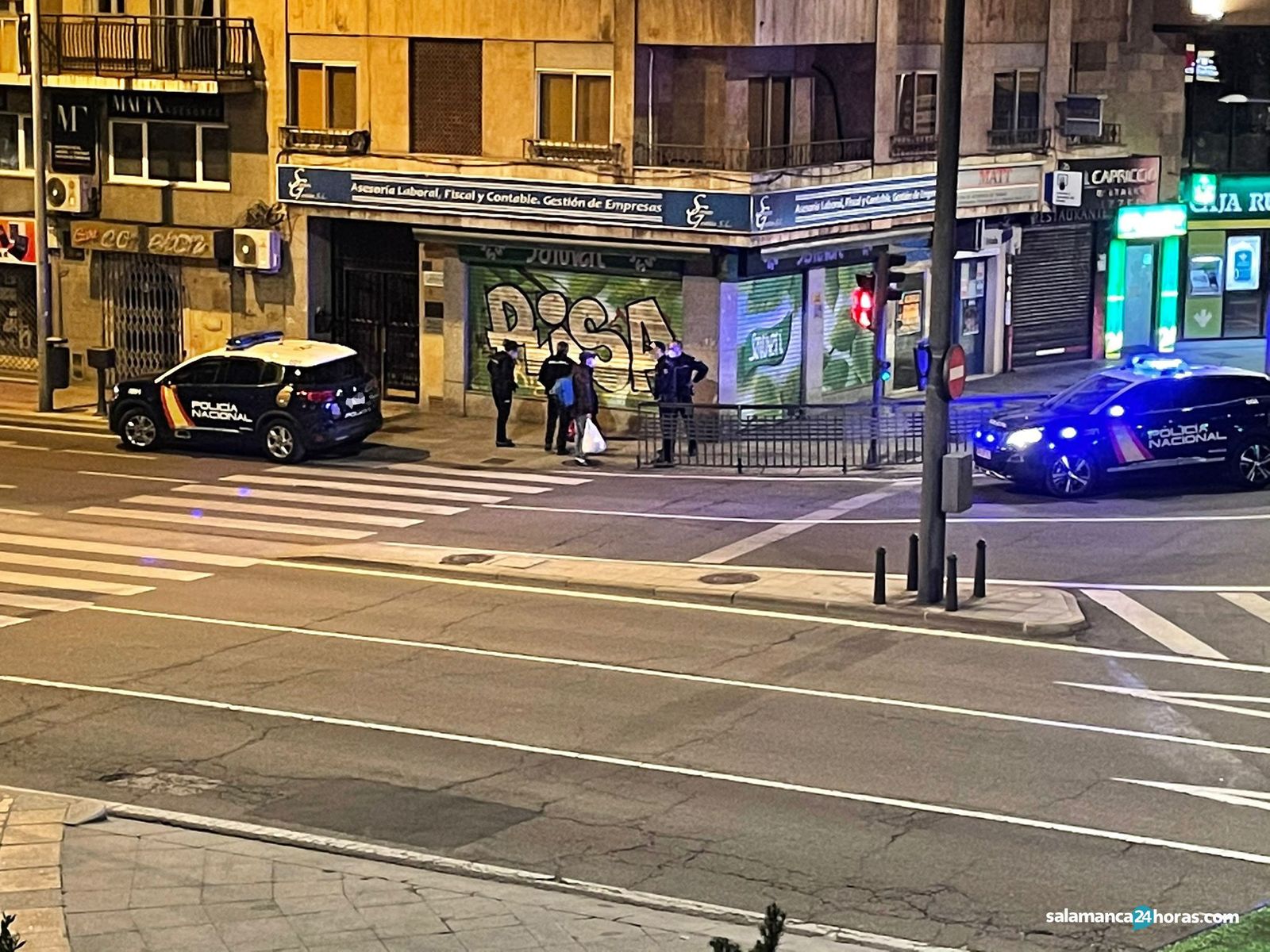 Trasladan al hospital a un agente de la Policía Nacional, y otro más resulta herido, después de una detención de madrugada en la calle Valencia