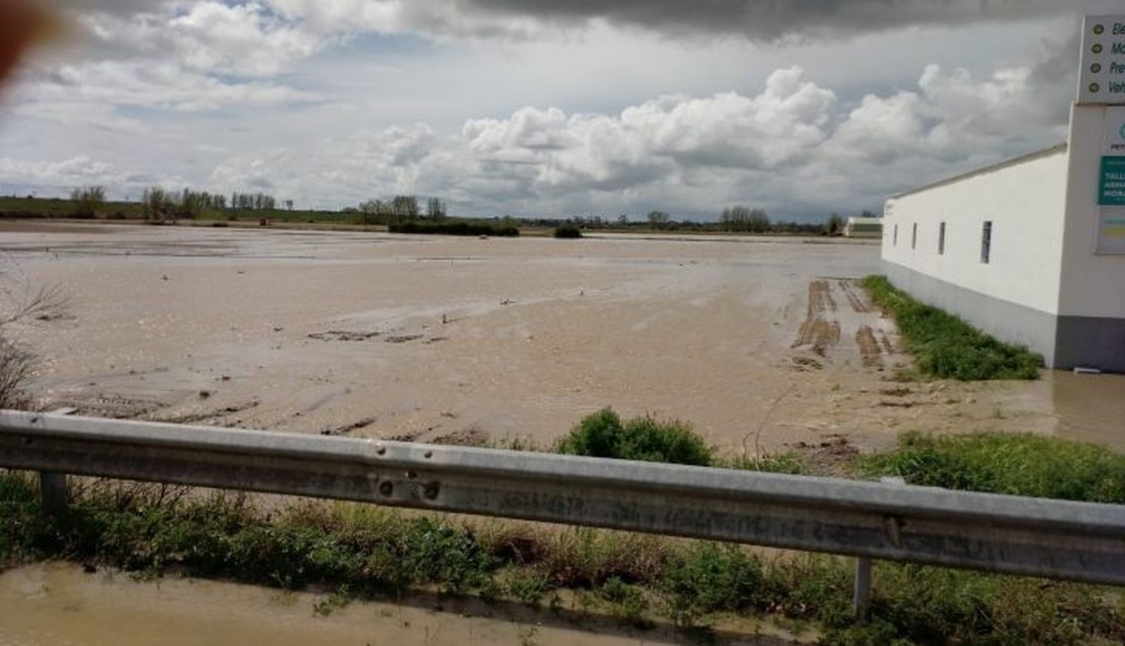 Una gran tromba de agua anega la carretera y un taller en Encinas de Abajo