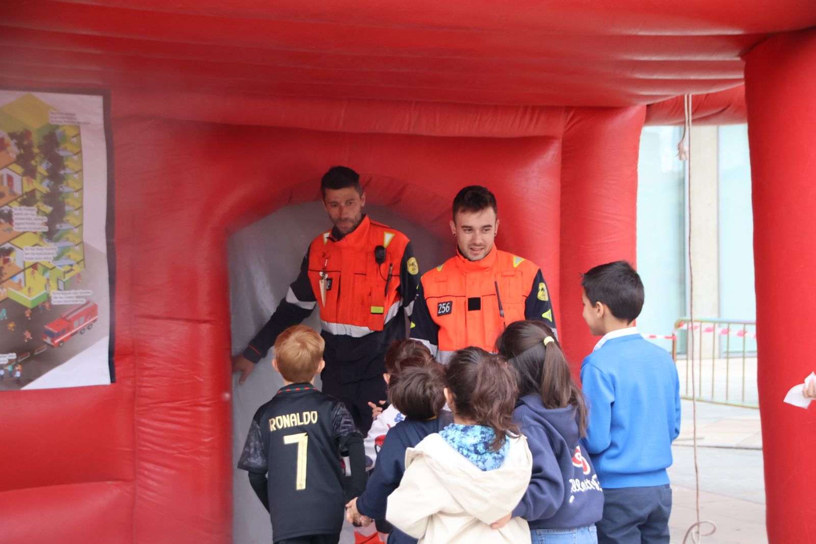 Talleres de prevención de incendios y primeros auxilios y una muestra de vehículos y material de bomberos