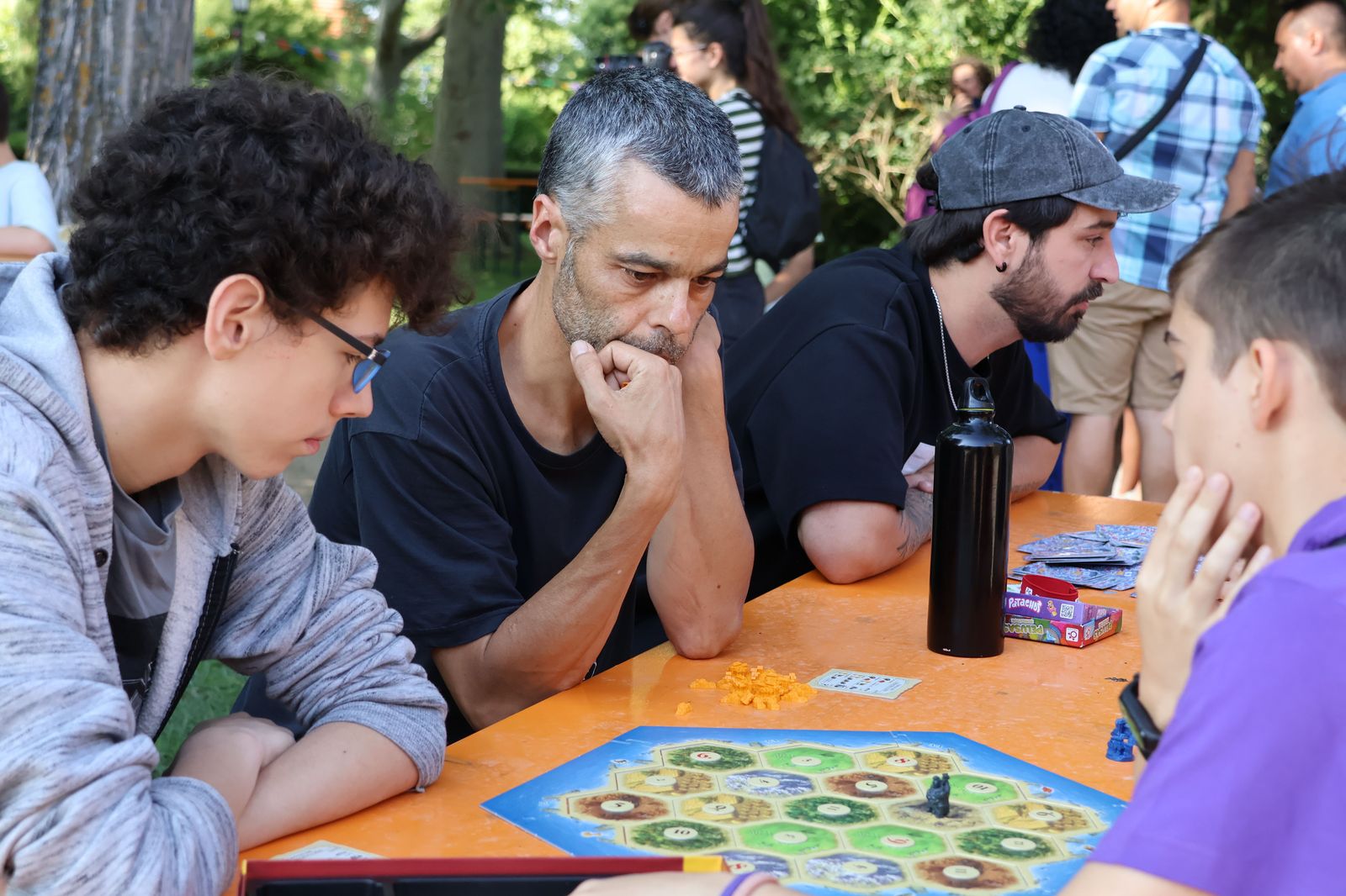 Juegos de mesa en los jardines del Castillo