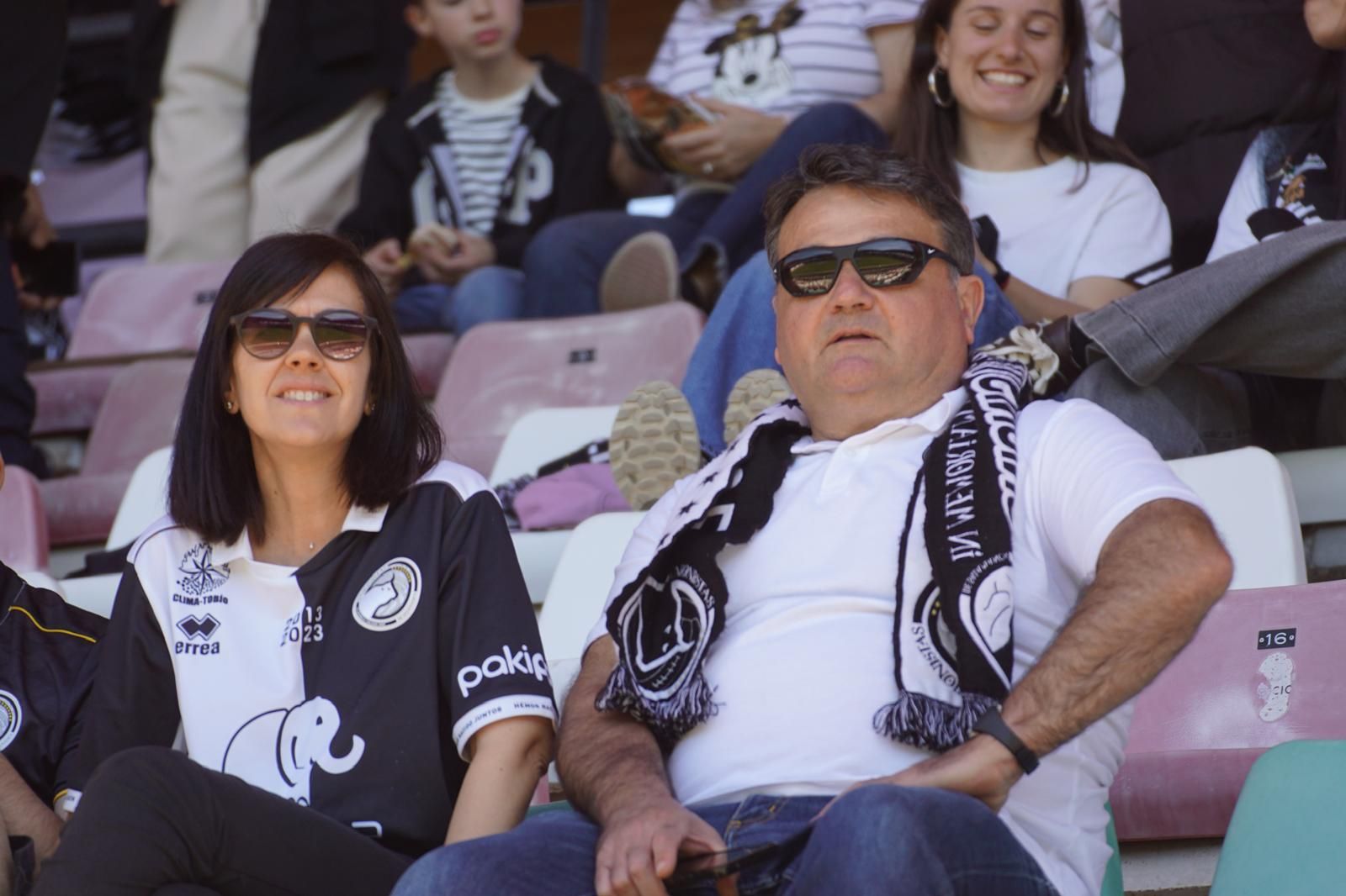 Gran ambiente en la grada para ver el partido entre Zamora - Unionistas en el Estadio Ruta de la Plata