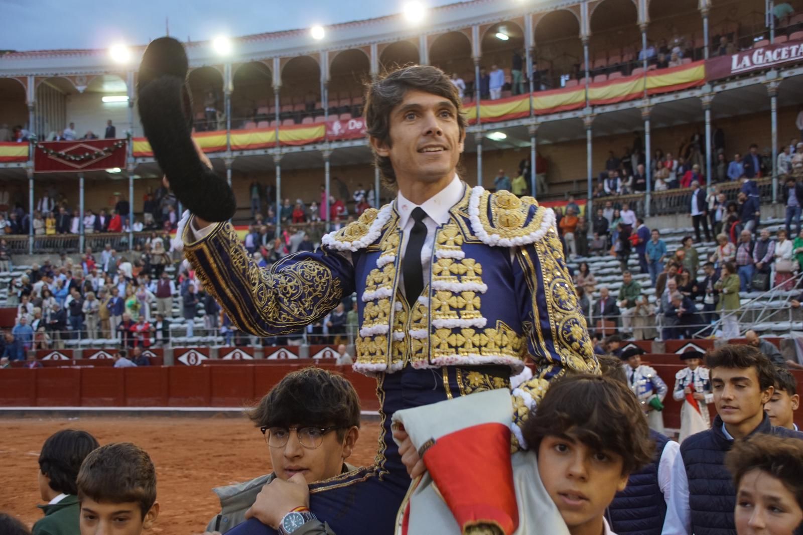 sebastian-castella-a-hombros-en-la-glorieta-con-los-astados-de-garcia-y-olga-jimenez-fotos-juanes-3