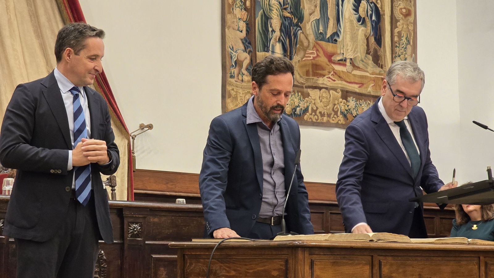 El rector de la Universidad de Salamanca preside el acto de toma de posesión de nuevos cargos académicos y del personal docente e investigador