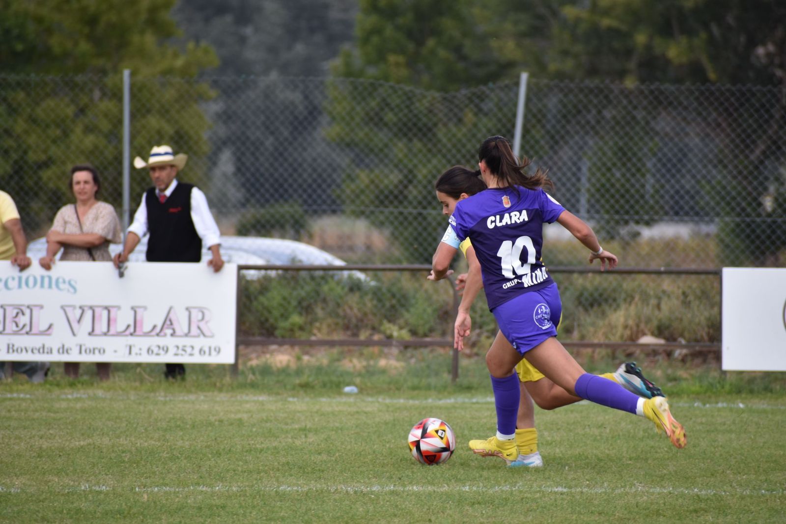 Clara Lorenzo, capitana de la Unión Deportiva Bovedana. Clara Lorenzo, capitana de la Unión Deportiva Bovedana.