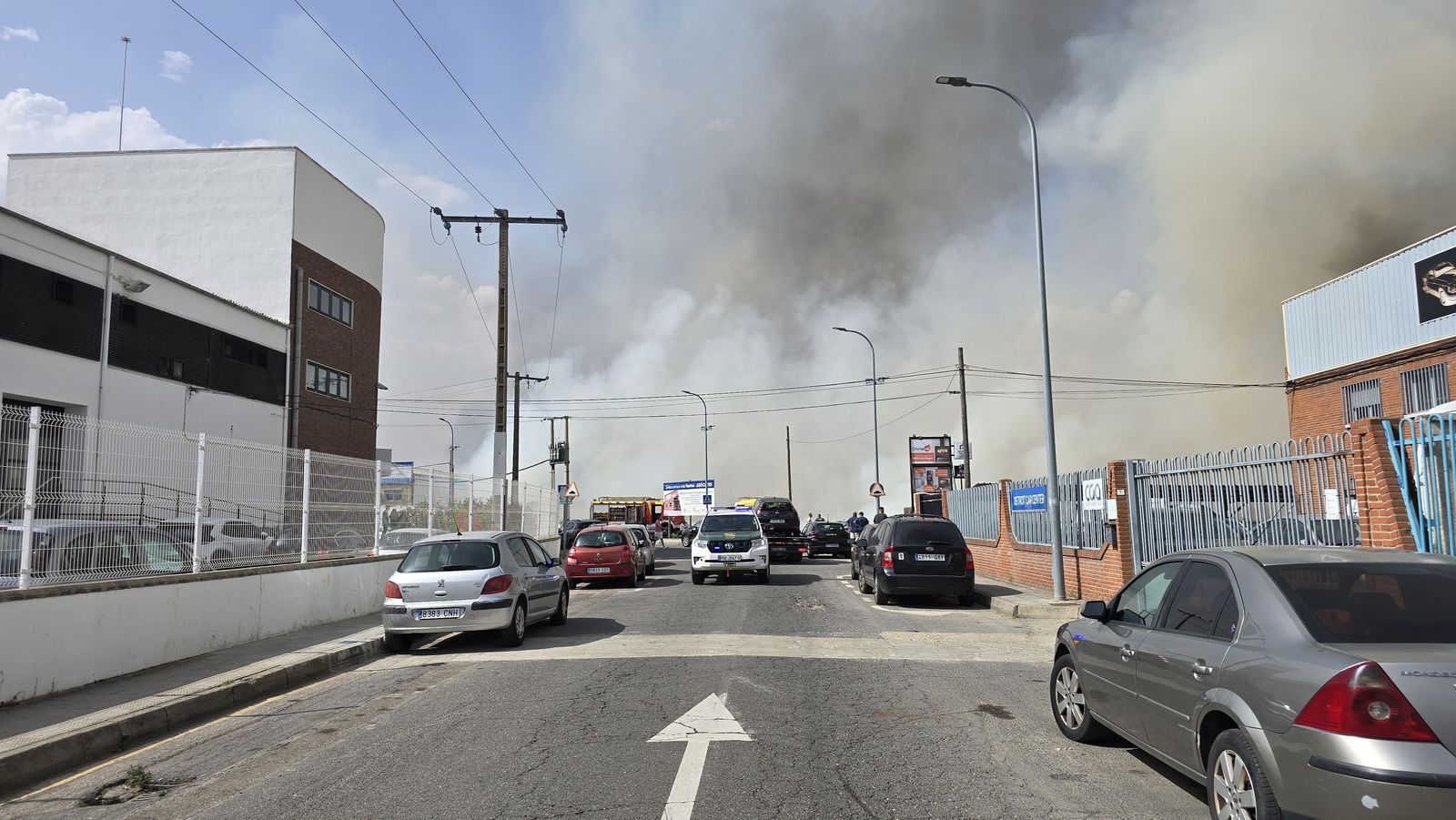 Los bomberos sofocan un gran incendio en el Polígono Industrial de Los Montalvos
