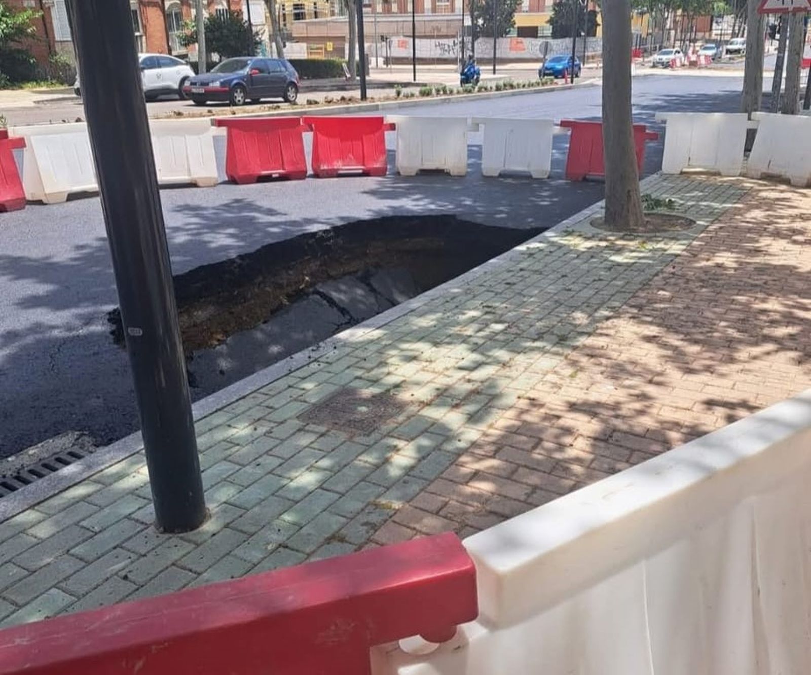 Enorme socavón en la avenida de Cardenal Cisneros