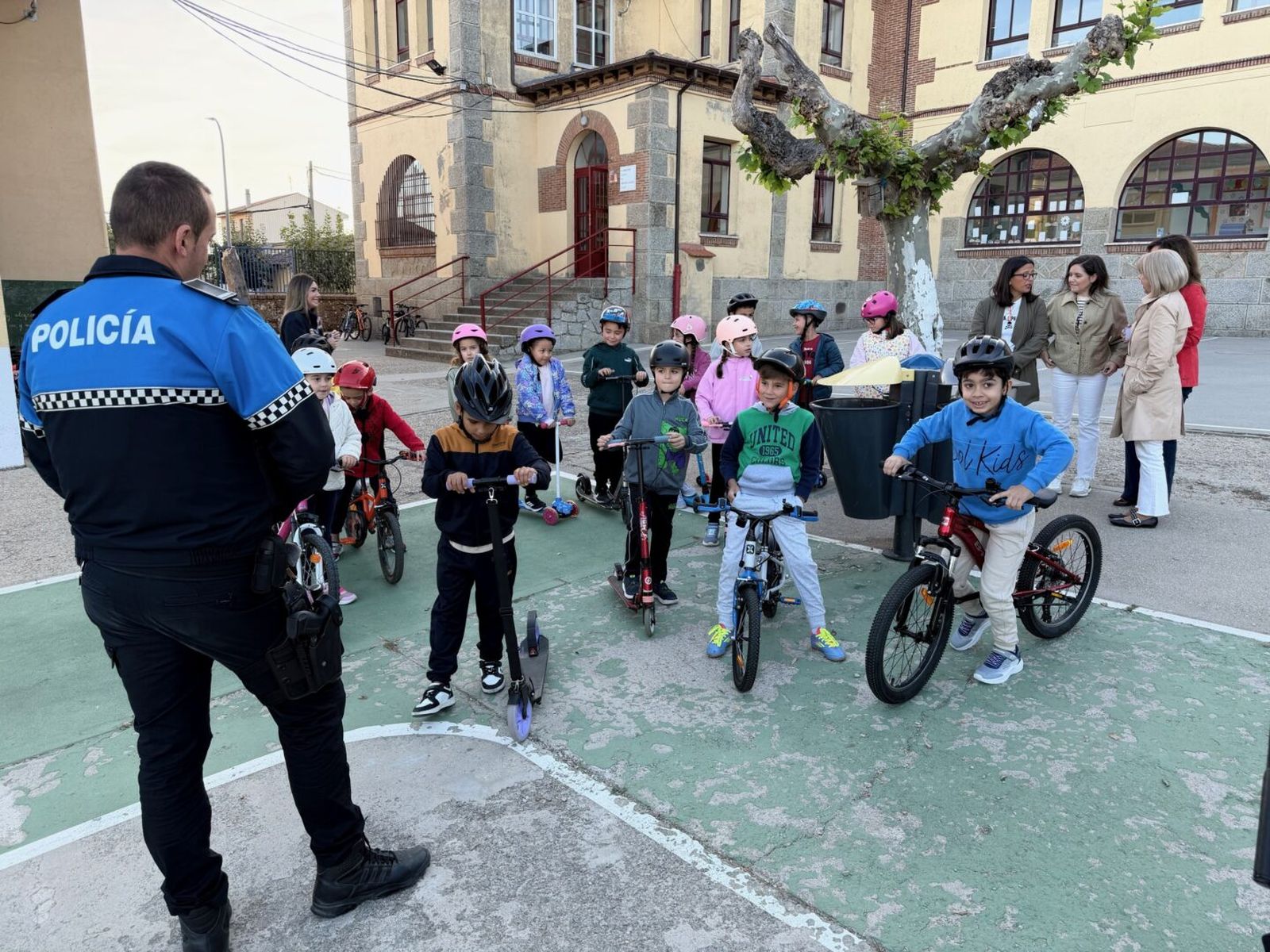 Los escolares del Filiberto Villalobos de Guijuelo aprenden seguridad vial de forma práctica