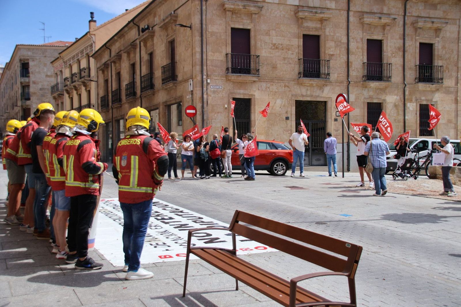 Bomberos de la Diputación se manifiestan en la Plaza Colón