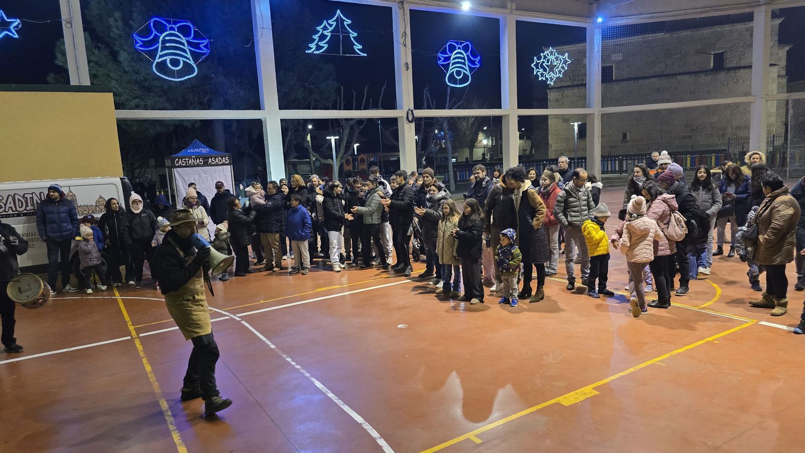 Castañada popular acompañada de un bonito espectáculo circense en Castellanos de Moriscos