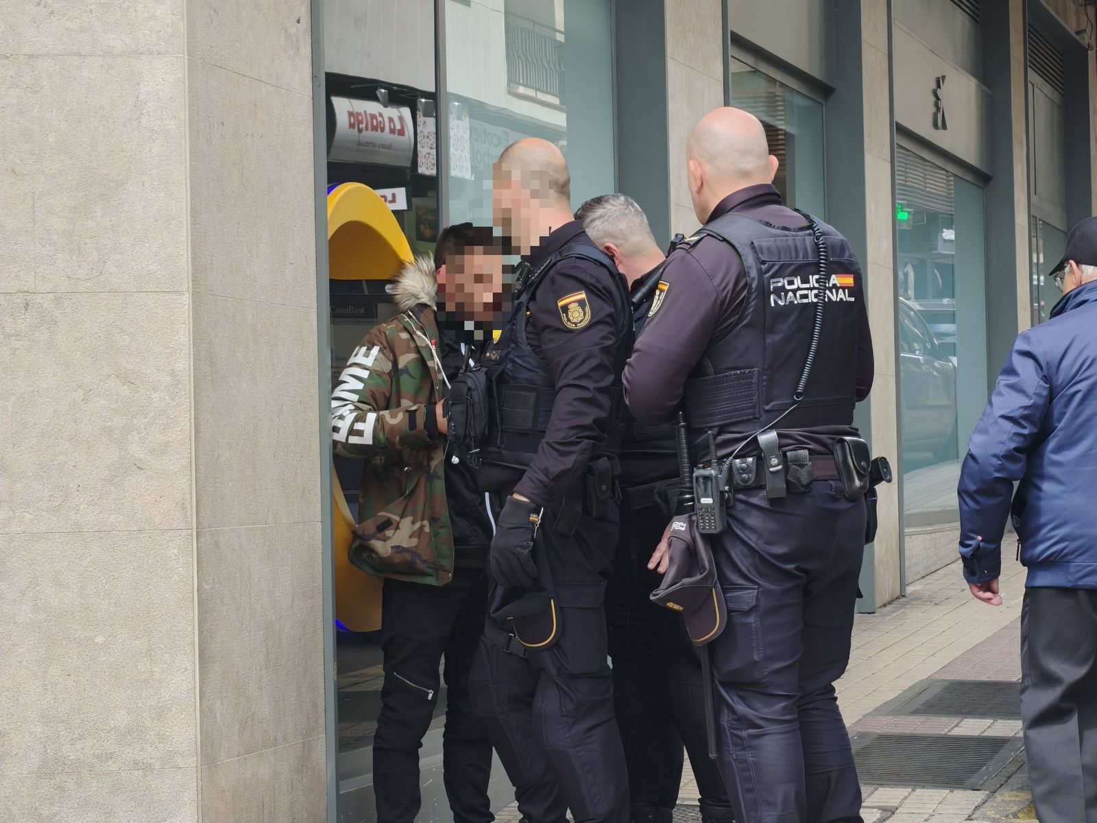 Policía Nacional de Salamanca cacheando e identificando a un varón en el paseo de Carmelitas