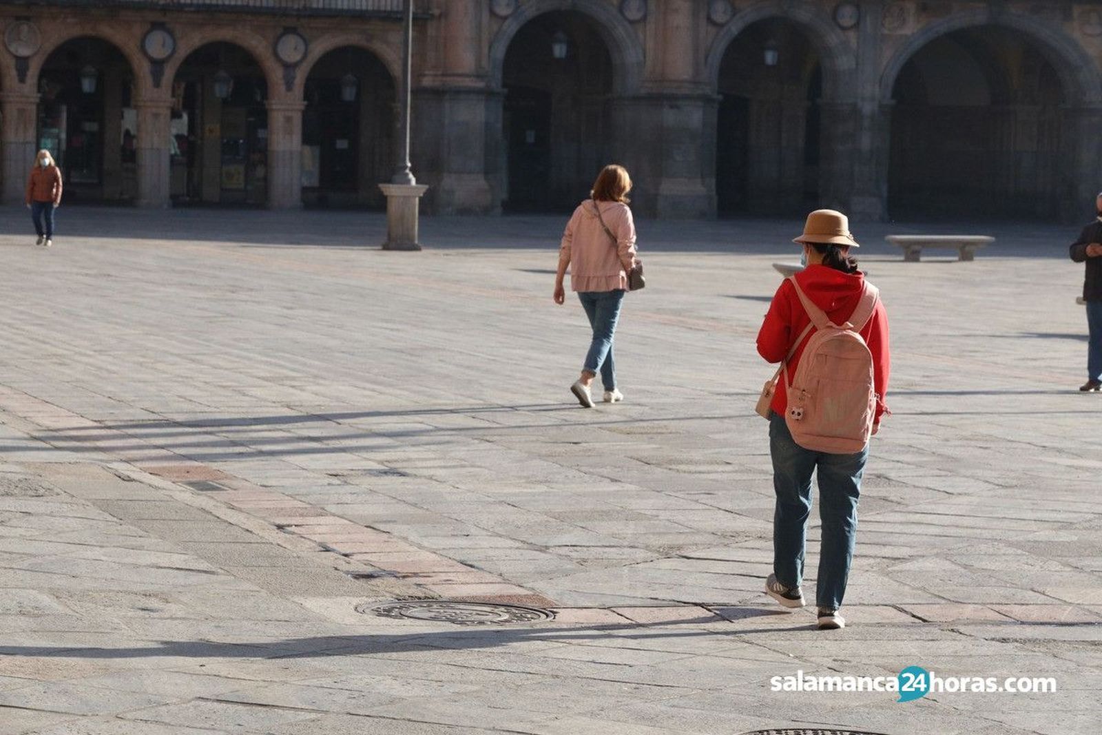 Gente mascarilla paseo (4)