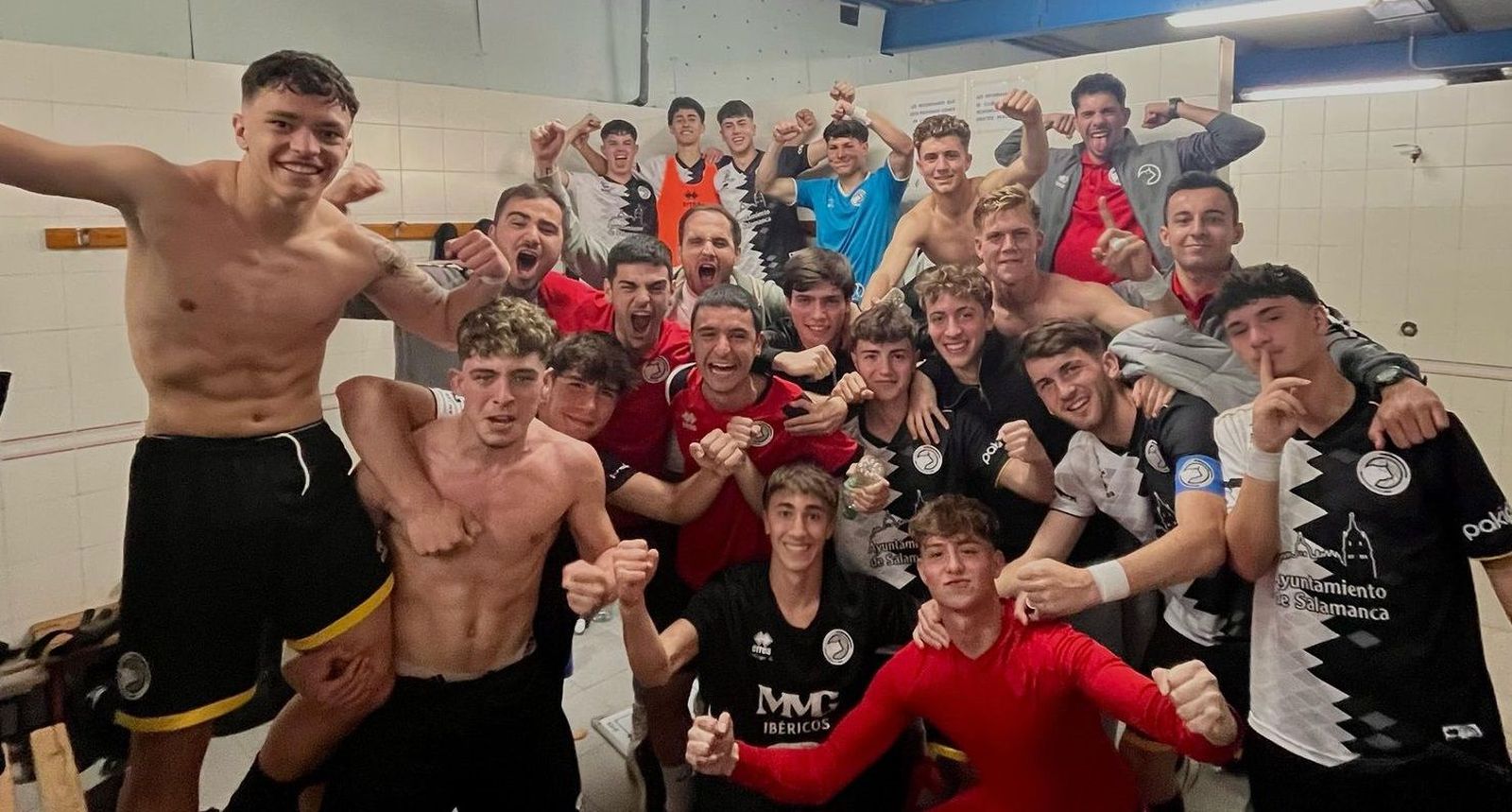 Los jugadores de Unionistas celebran el triunfo ante el Victoria | FOTO UNIONISTAS CF