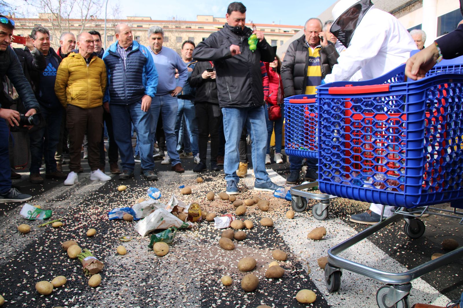 concentracion-profesionales-del-campo-en-el-carrefour-16