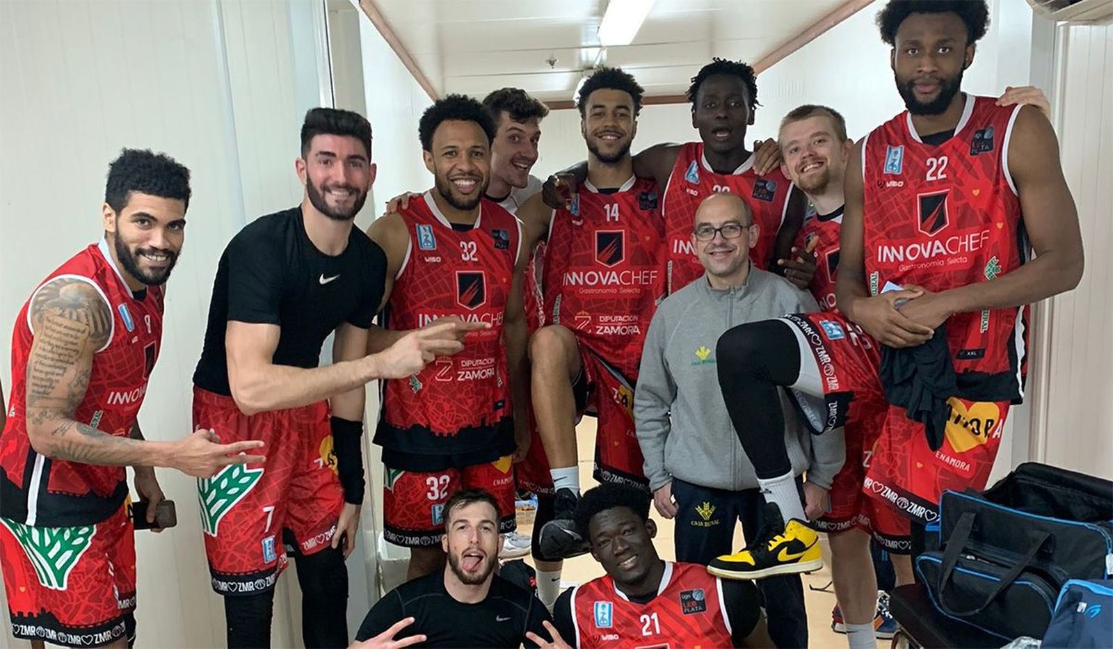 Los jugadores del CB Zamora celebran el pase en Menorca