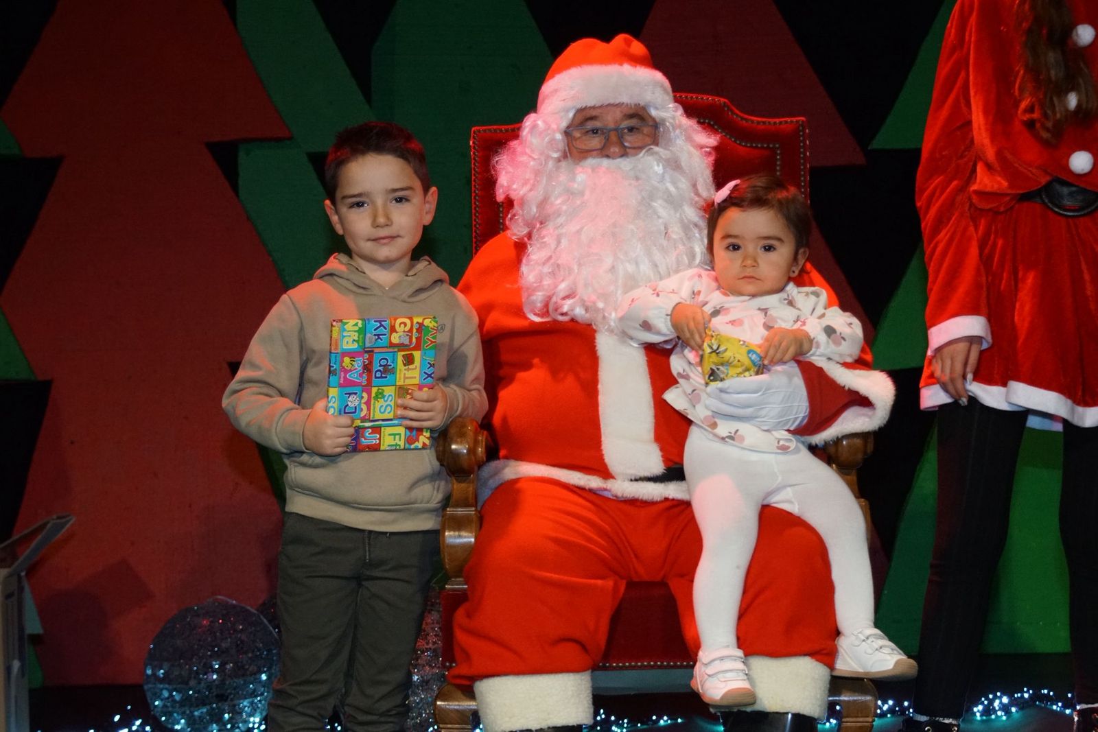 Papá Noel recorre las calles de Alba de Tormes y entrega regalos a los niños