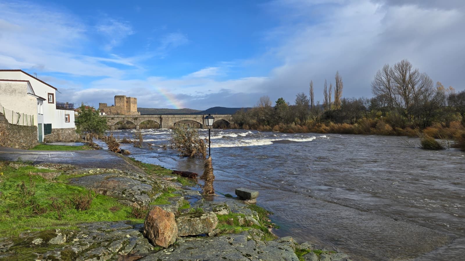 El río Tormes desbordado a la altura del Puente del Congosto