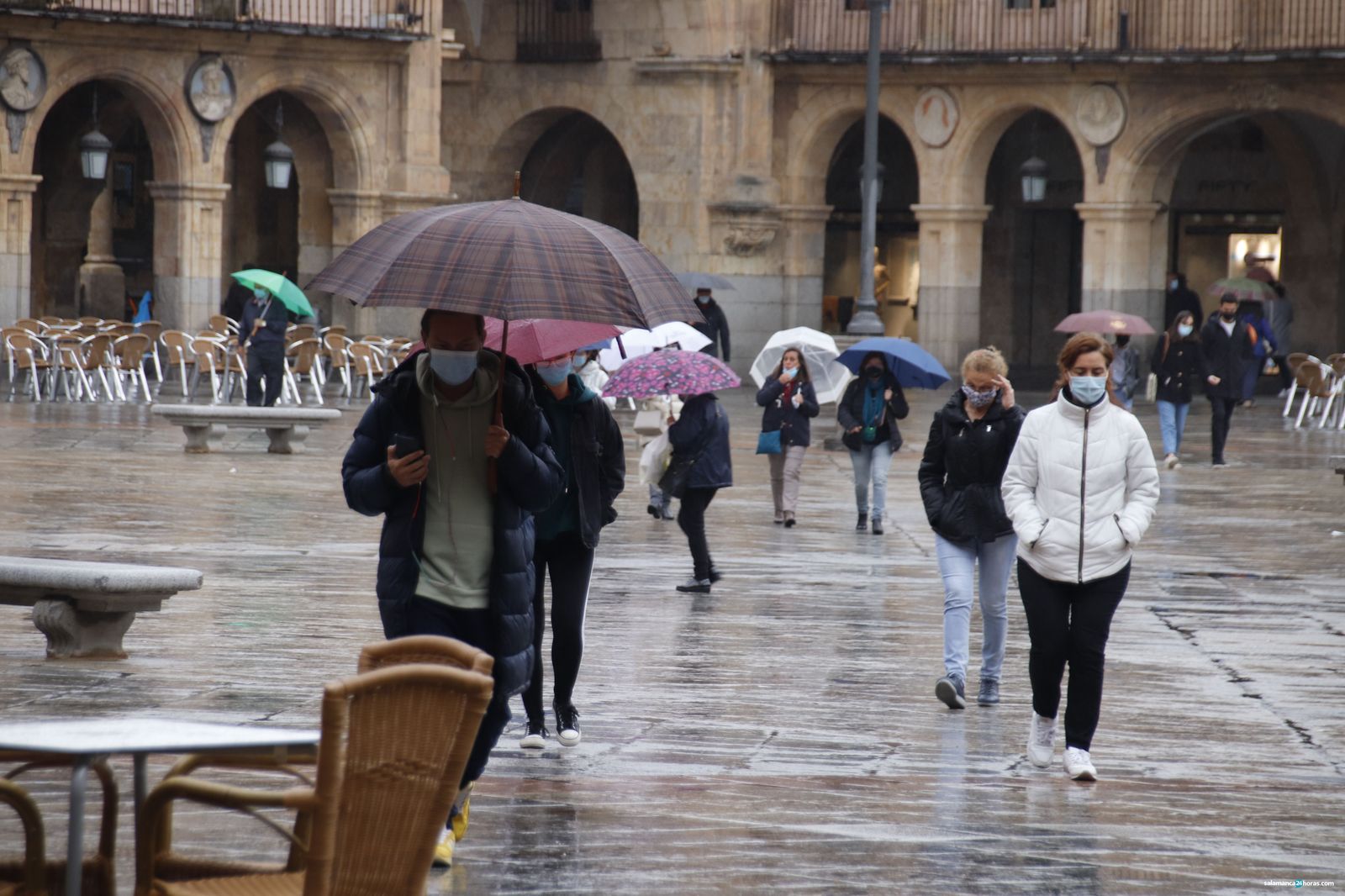 Varios salmantinos pasean por la Plaza Mayor bajo la lluvia | Foto: s24h