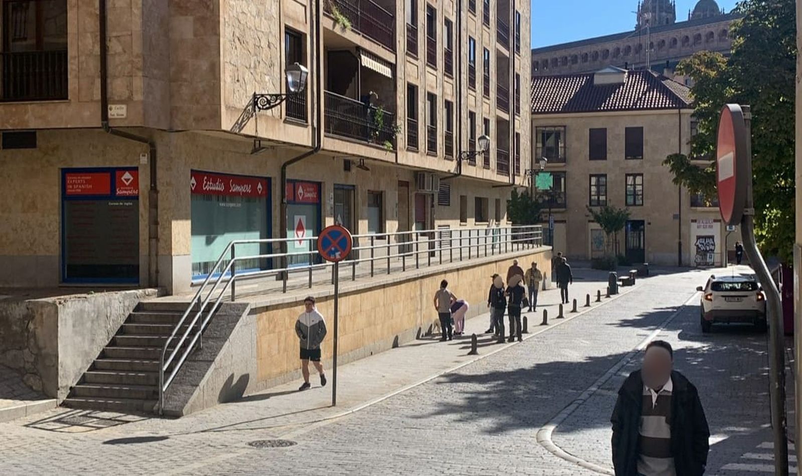 Un perro se precipita desde un balcón en la Cuesta de San Blas