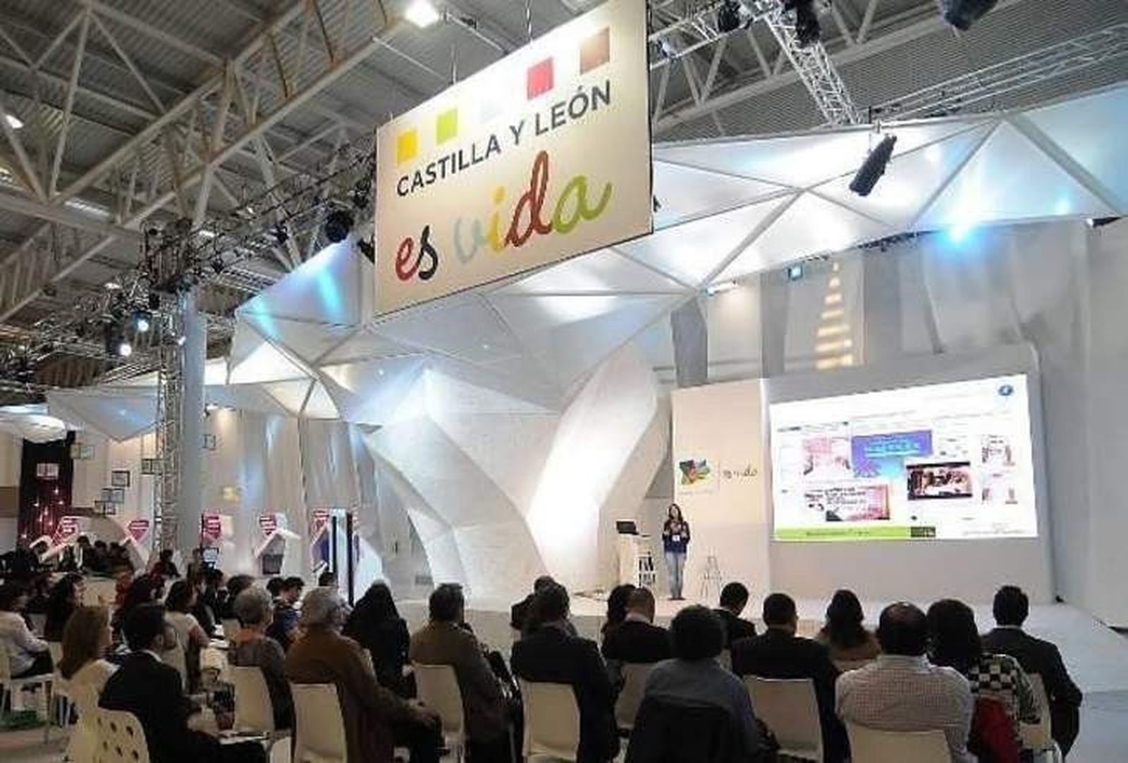 La Junta promociona su oferta turística en la feria ARATUR de Zaragoza