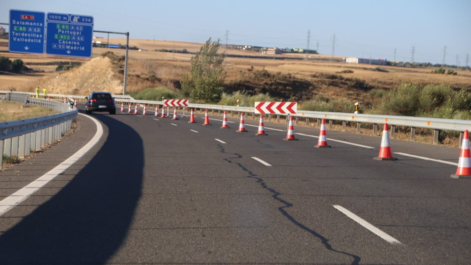 Un camión pierde su carga en la A-66 a la altura de Aldeaseca