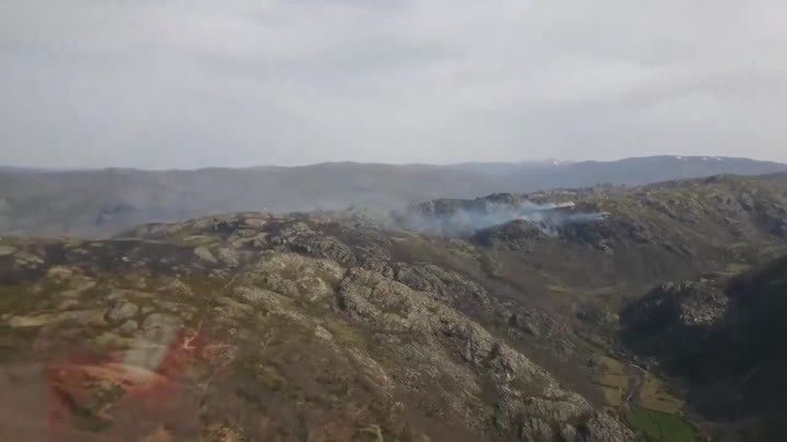 VÍDEO | Un virulento incendio originado en Galicia afecta a territorio zamorano